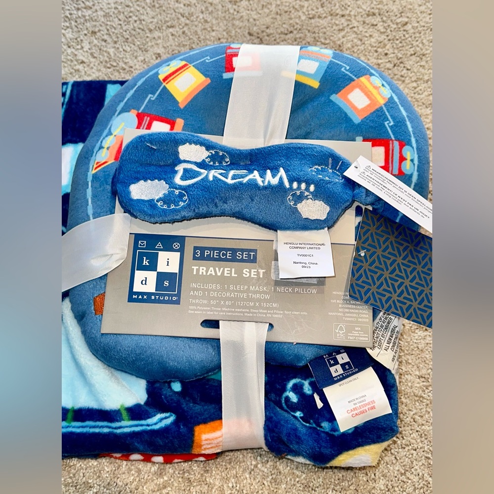 NWT Max Studio Dream 3 Piece Travel With Blanket, Pillow, Mask